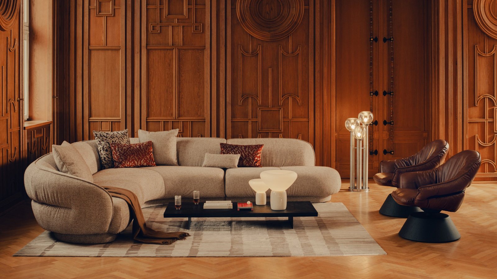Freifrau Marie Sofa in hellem Stoff in einem holzgetäfelten Saal