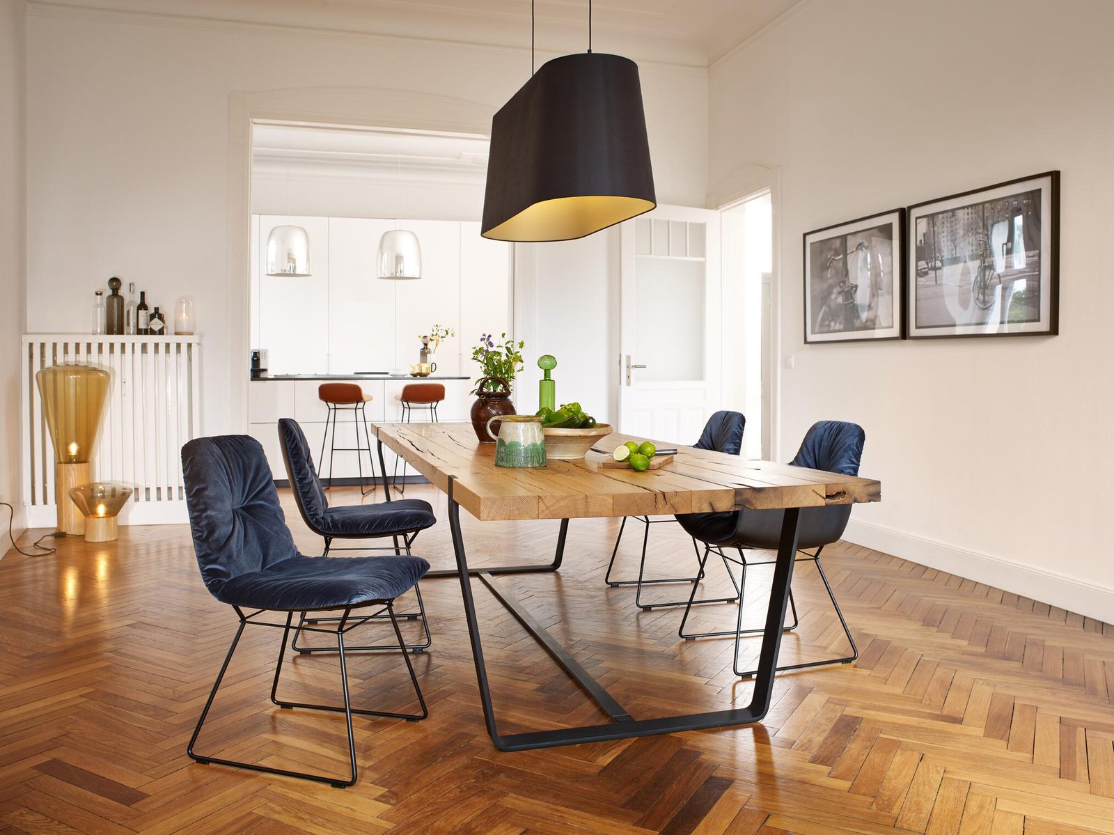 Freifrau Leya Armchairs in dunkelblauem Samt an einem Esstisch mit Eichenplatte in einem hellen Altbau