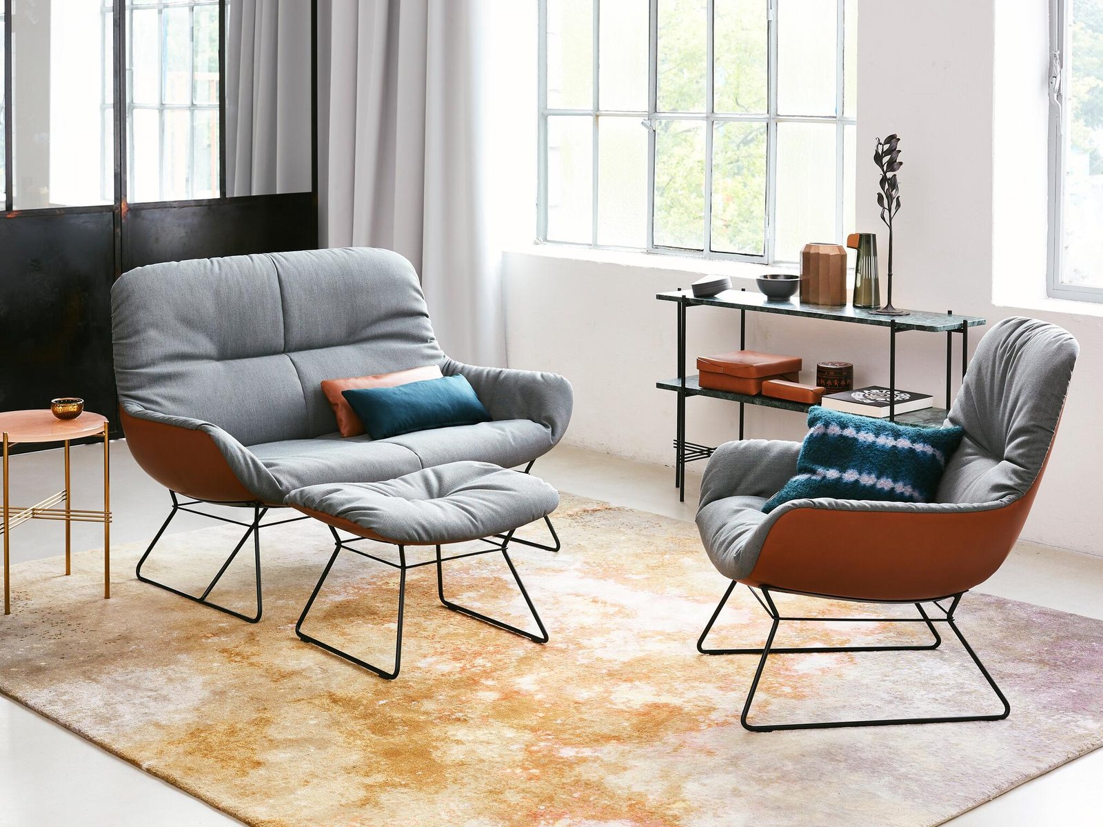 Freifrau Leya Lounge Couch mit Ottoman und Leya Lounge Chair in einem hellen Loft